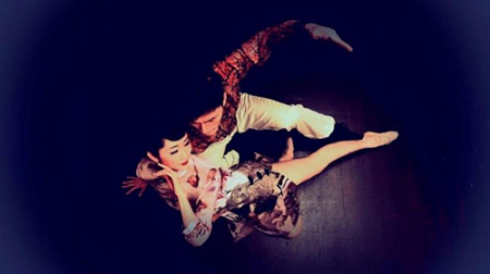 盡管有濃重戲劇情節(jié)和歌唱元素，舞劇《婚禮》還是以舞蹈為主要呈現(xiàn)媒介，注重舞蹈語匯。(聚舞坊當(dāng)代藝團提供)