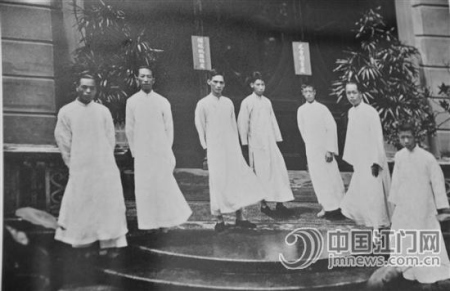 景堂圖圖書館第一批工作人員合影。