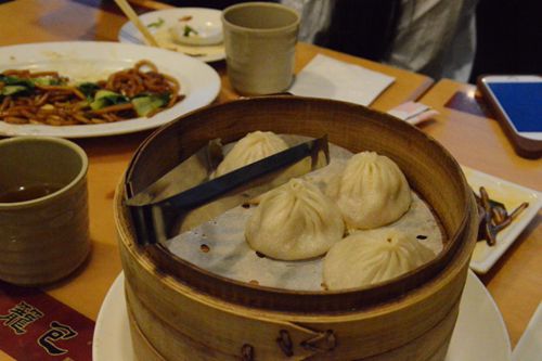 民眾表示相較于如何付款，美食對(duì)她更重要。(記者牟蘭/攝影)