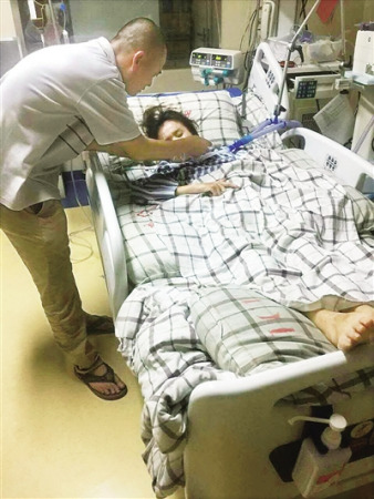 丈夫在醫(yī)院照顧患病的郭小芳。