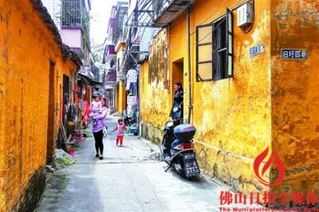 柏樹(shù)巷一帶的房子，除了本地人居住外，有些被外地務(wù)工者租住。中午時(shí)分，他們帶著孩子在巷子內(nèi)聊天。/佛山日?qǐng)?bào)記者覃征鵬攝