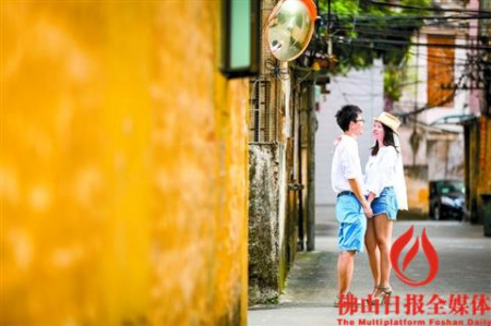 　縱橫交錯(cuò)的小巷子和鮮艷明快的色彩，是情侶們的拍照勝地。/佛山日?qǐng)?bào)記者王澍攝