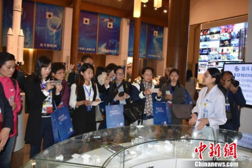 海外華文媒體在北斗民用戰(zhàn)略新興產(chǎn)業(yè)研究院參觀?！＄娦?攝