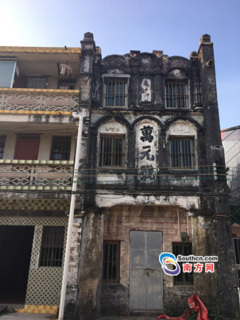 在?？诓?，古老的銀號(hào)“萬元號(hào)”仍然存在，且老字號(hào)依然清晰可見。龔春輝攝