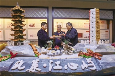 胡進(jìn)盛（中）與葉國(guó)光（右）探討經(jīng)典甌菜。