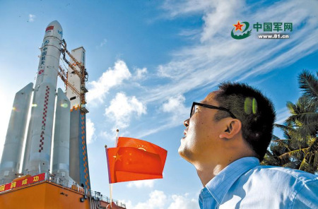 周湘虎自豪地望著長(zhǎng)征五號(hào)在他參與修建的軌道上緩緩垂直轉(zhuǎn)運(yùn)。(資料圖片)