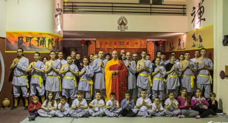 釋延向和學(xué)生們的大合影 攝于希臘少林寺