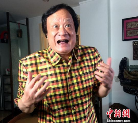 說起潮丑藝術(shù)，方展榮滔滔不絕、表情豐富。李凌 攝