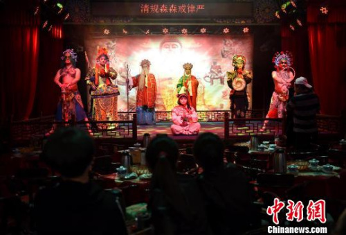 海外華文媒體高層在重慶磁器口聽?wèi)?。　周?攝