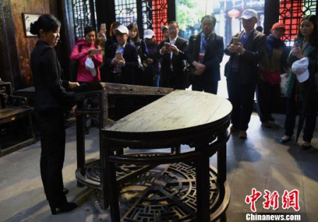 海外華文媒體高層在古鎮(zhèn)內(nèi)的參觀鐘家院?！≈芤?攝