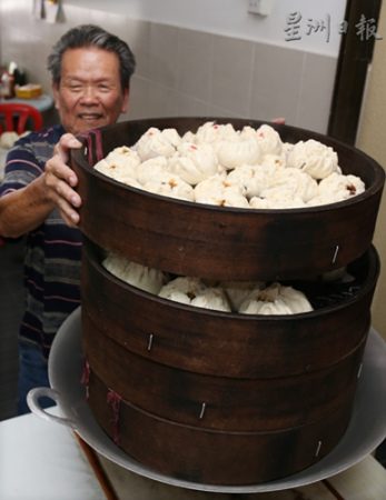 制包師傅戴欽華制包數(shù)十年，技藝純熟。