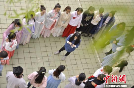 蘭州漢服雅集會的成員交流學(xué)習(xí)。　徐杉 攝