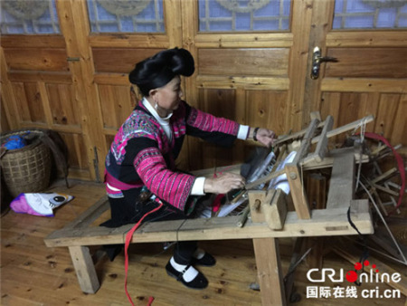 潘繼鳳在織布。
