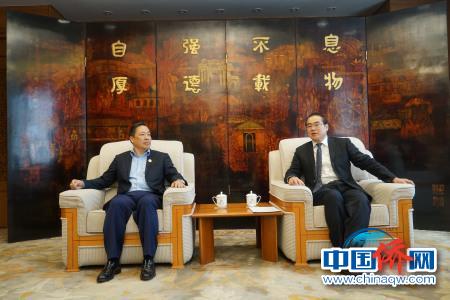 國僑辦副主任郭軍與黃榮盛交流。(付強(qiáng) 攝)