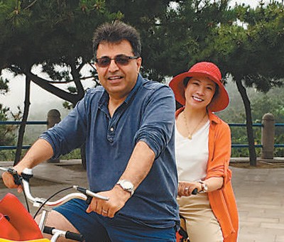 納嘉瑞和妻子休閑生活。　資料圖片