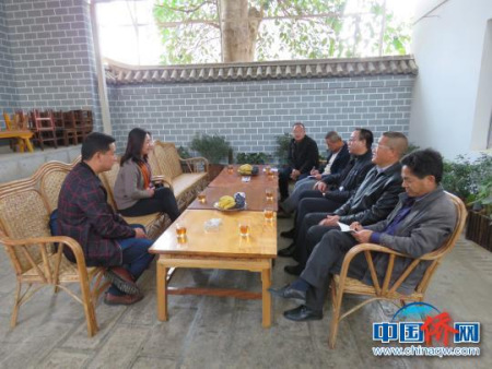 圖為郭萃在昌寧縣柯街鎮(zhèn)調(diào)研座談。杜加壽 攝