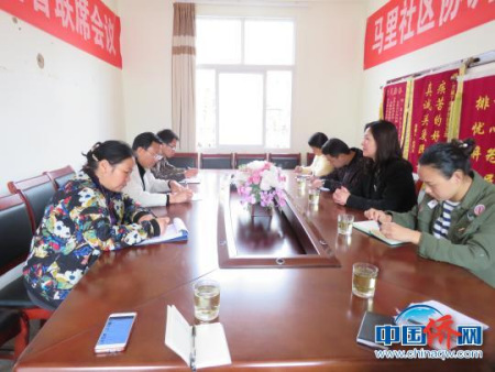 圖為郭萃到馬里社區(qū)調(diào)研。杜加壽 攝