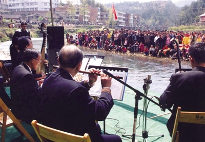 為泰順山區(qū)再次獻上一臺“絲竹樂”表演。 本版攝影 蕭云集