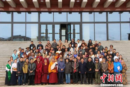 格薩爾說唱藝人們進(jìn)行合影?！∏「掠X如 攝