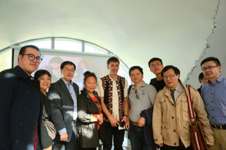 活動(dòng)結(jié)束后，夏愛克與聽眾合影留念。