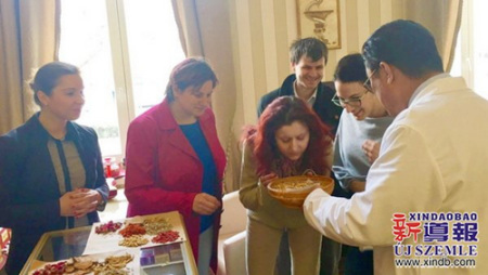 陳震博士(右一)向“洋博士們”展示中醫(yī)藥材。