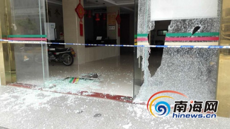 文昌錦山鎮(zhèn)毓敏商務(wù)賓館玻璃門被砸，玻璃碎片掉滿地。 (酒店方供圖)