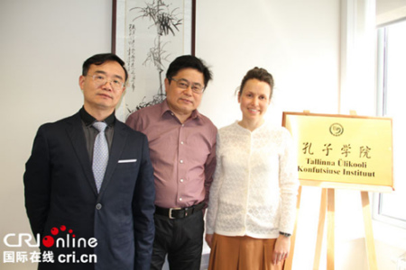 孔院張院長、王老師和學員歐麗。(從左至右)