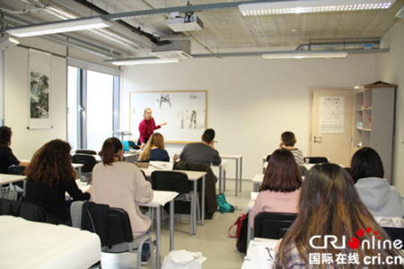 孔院學生上繪畫課。