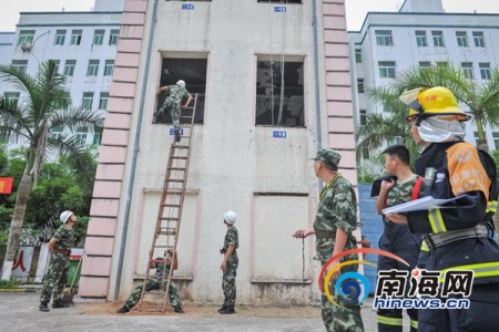 消防戰(zhàn)士進行技能拓展。