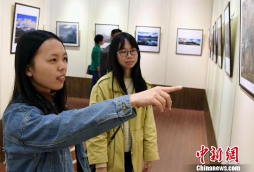 《讀圖時(shí)代》——福建省華僑攝影學(xué)會(huì)攝影作品系列展首展，共展出福建省華僑攝影學(xué)會(huì)的攝影作品共60多幅，攝影家們以獨(dú)特的視角，記錄下西藏、新疆的美好瞬間和發(fā)展的嶄新風(fēng)貌，吸引觀眾眼球?！⒖筛?攝