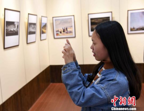《讀圖時(shí)代》——福建省華僑攝影學(xué)會(huì)攝影作品系列展首展，共展出福建省華僑攝影學(xué)會(huì)的攝影作品共60多幅，攝影家們以獨(dú)特的視角，記錄下西藏、新疆的美好瞬間和發(fā)展的嶄新風(fēng)貌?！⒖筛?攝