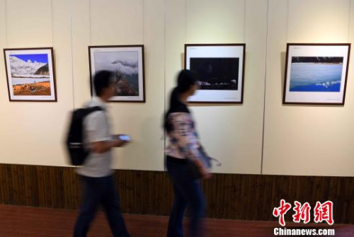 此次影展共展出福建省華僑攝影學(xué)會(huì)的攝影作品共60多幅，攝影家們以獨(dú)特的視角，記錄下西藏、新疆的美好瞬間和發(fā)展的嶄新風(fēng)貌?！⒖筛?攝