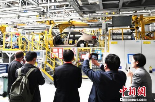 海外華文媒體一行探訪龍泉驛一汽大眾成都分公司?！“苍?攝