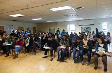 申請人在休息區(qū)耐心候場。