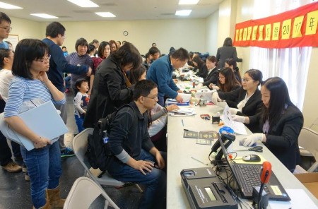 工作人員快速審核申請材料。