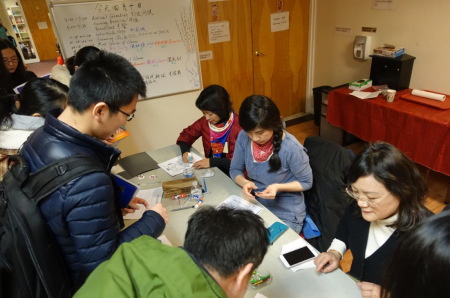 志愿者協(xié)助申請人完善申請材料。