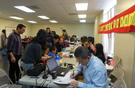 辦證僑胞面露喜悅。