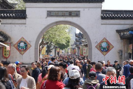 惠山古鎮(zhèn)內游人如織?！O權 攝
