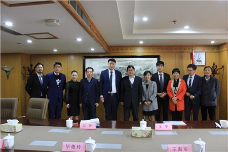 王華主任與訪問團一行合影。