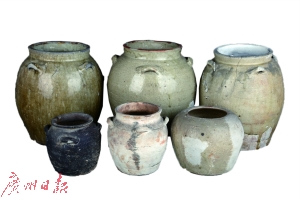 新會(huì)官?zèng)_窯出品的瓷器，兩者在各方面比較相似。