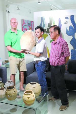 尼古拉向林文斌等人轉(zhuǎn)交官?zèng)_窯青釉罐。