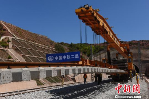 廣大鐵路擴能改造工程鋪架現(xiàn)場。昆明鐵路局供圖