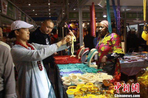 巴基斯坦工藝品站臺(tái)?！≡鴿?攝