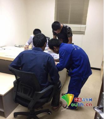 協商一致 工人在簽字