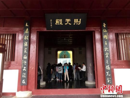 “訪蜀道、助申遺——行走中國·2017海外華文媒體美麗四川廣元行”新聞采訪團(tuán)走進(jìn)廣元市，一探古蜀道的歷史文化魅力。鐘欣 攝