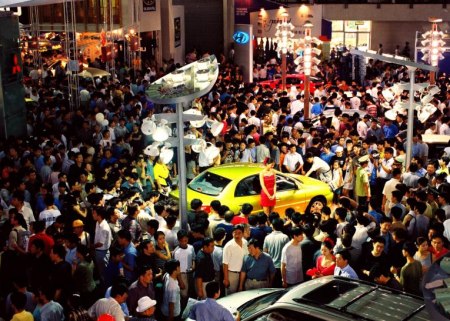 萬(wàn)頭攢動(dòng)看車展。