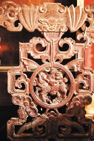 ?？谑行阌^(qū)榮山村，百年陳氏老宅里的精美木雕。 海南日報記者 張茂 攝