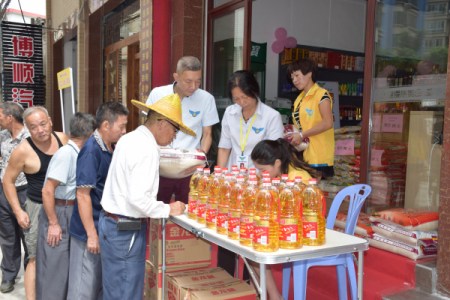 愛心物資派發(fā)現(xiàn)場。