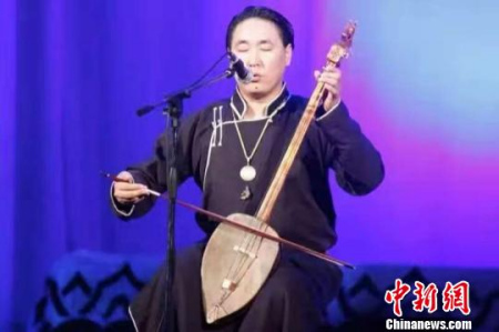 圖為青年呼麥表演者青龍的演出劇照。呼和浩特民族演藝集團 供圖