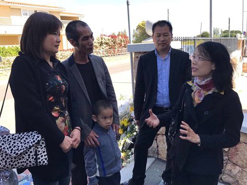 吳冬梅赴遇害同胞盧獻(xiàn)茶家中，對(duì)其家屬致以親切慰問(wèn)